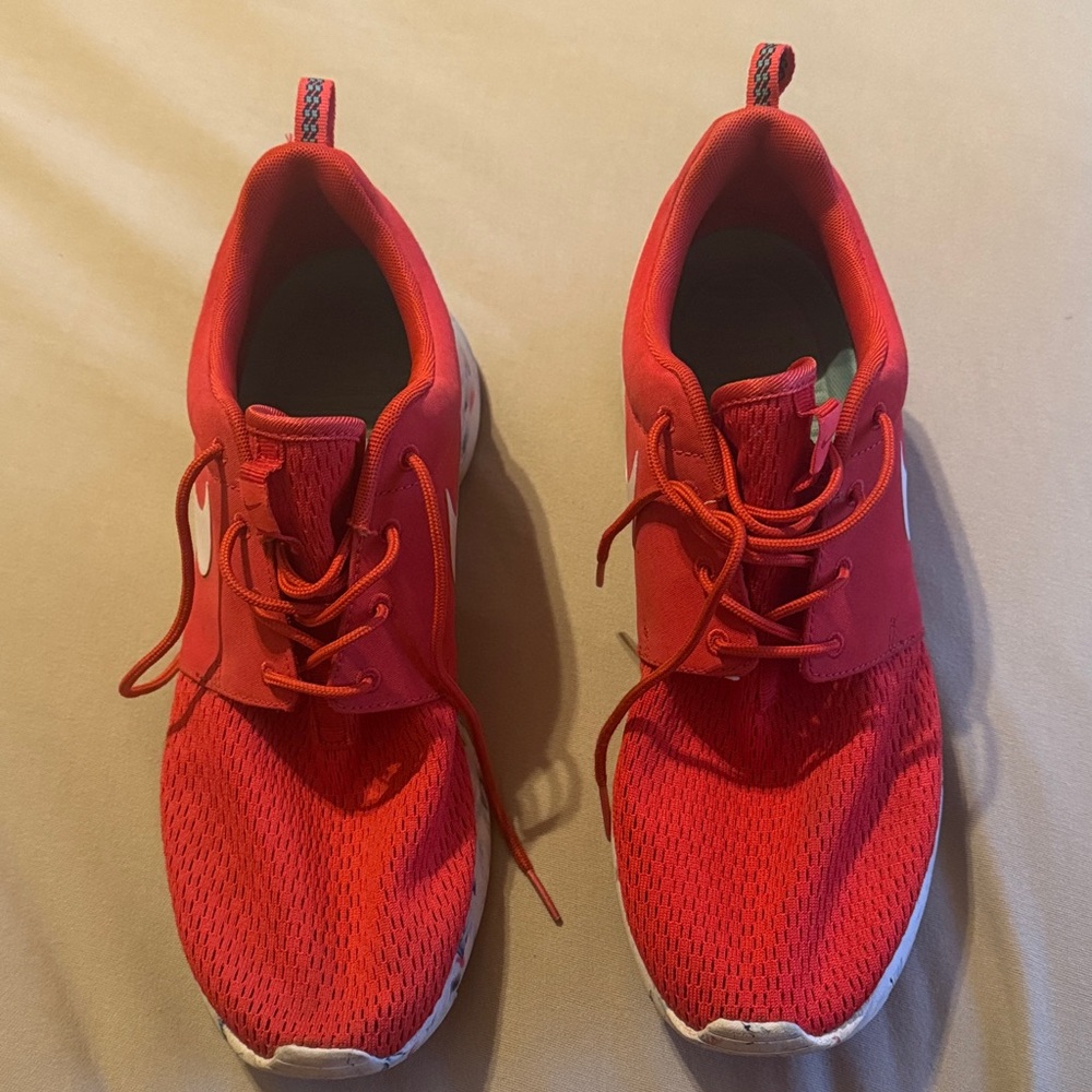 Nike Men's Roshe run  Red marble pack size 10.5